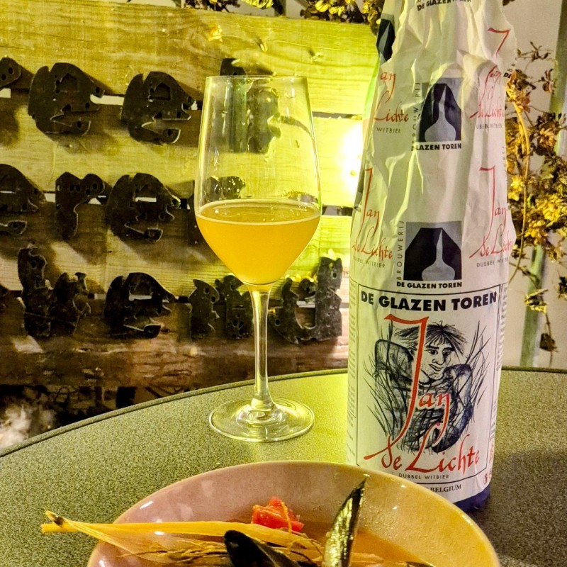 Mosselen in groene curry met rijstcracker